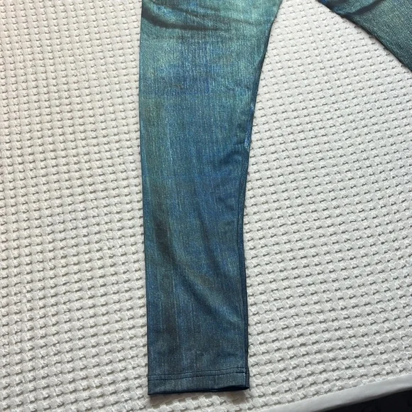 NWT Paris Angle Ripped Jean With Bedazzle Size Small - Picture 10 of 17